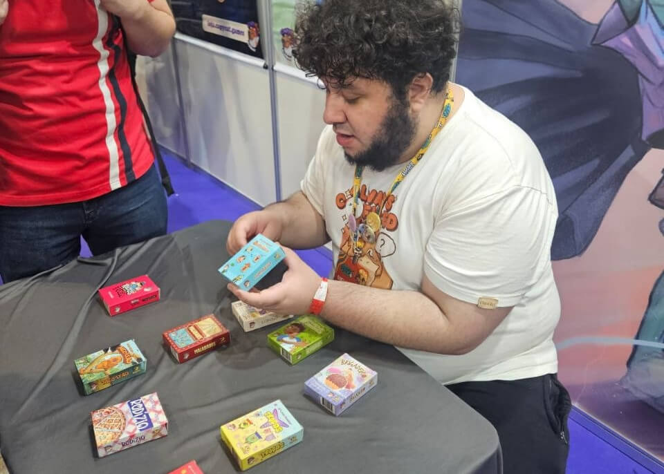 Gabriel Toschi explaining about Piquinim's games at Diversão Offline 2026